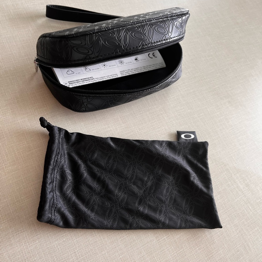 Oakley black embossed logo zip sunglass case w/microfiber sleeve for polishing